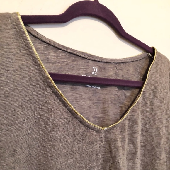 💥Short Sleeve semi-sheer blouse w/ gold neckline - Picture 3 of 3